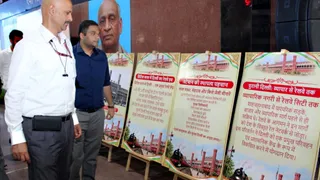 पुरानी दिल्ली रेलवे स्टेशन महोत्सव में लगाई गई प्रदर्शनी का अवलोकन करते हुए दिल्ली मंडल के डीआरएम पुष्पेश रमण त्रिपाठी। जागरण