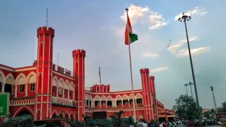 चटख गेरुआ रंग वाली पुरानी दिल्ली रेलवे स्टेशन की इमारत ने 160 साल के रोमांचक इतिहास को स्वयं में सहेज रखा है।
