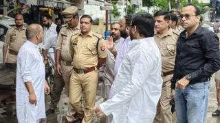 वाराणसी एसीपी अतुल अंजान त्रिपाठी ने व्यापारियों संग की पैदल गश्त, सुनीं समस्याएं और दिए समाधान के निर्देश।