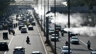 आइटीओ विकास मार्ग पर प्रदूषण को कम करने के लिए खंभों पर लगी मिस्ट स्प्रे। जागरण