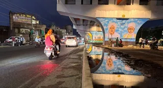 रोड के किनारे बना डिवाइडर। जागरण