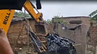 प्रशासन की टीम ने आरोपितों के घर और दुकानों के आसपास अतिक्रमण की जांच की। इस दौरान सड़क किनारे किए गए अस्थायी अतिक्रमण को हटाया गया।