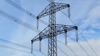 जौनपुर में बिजली विभाग की लापरवाही: हाईटेंशन तार से तीन झुलसे, स्टे तार से एक की मौत।