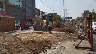 हापुर रोड पर डिवाइडर तोड़कर बनाया जा रहा है यू टर्न। जागरण