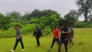 बिहार के पश्चिम चंपारण में सूचना पर पहुंची टीम।