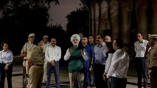 बोंटा पार्क में औचक निरीक्षण कर सुरक्षा व्यवस्था व प्रकाश व्यवस्था का जायजा लेते उपराज्यपाल। साथ में मौजूद जिला पुलिस उपायुक्त निहारिका भट्ट। सौजन्य : लोक निवास