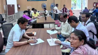 एसआईआर में माता-पिता और बच्चों के बीच उम्र का अंतर बना परेशानी। फोटो: जागरण