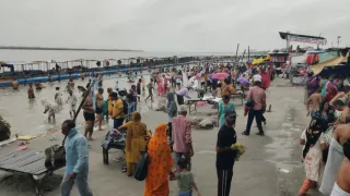 ब्रजघाट में जुटे श्रद्धालु।