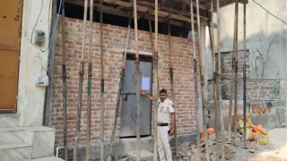 अवैध निर्माण को मिला नोटिस।