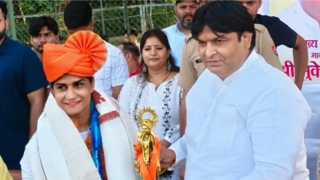 एशियन गेम्स MMA में मेडल जीतने वाली देश की पहली खिलाड़ी बनीं सुचिका, गुरुग्राम में ढोल-नगाड़ों से स्वागत
