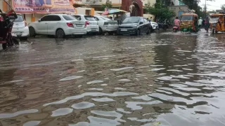 महिला कालेज के सामने सड़क पर भरा बरसात का पानी। जागरण