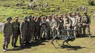 युद्ध अभ्यास में भारतीय रोबोटिक सैन्य श्वानों की खूबियों को देखते दोनों सेनाओं के सैनिक। सौ. सेना