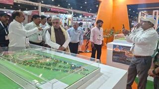 ग्रेटर नोएडा में आयोजित यूपी इंटरनेशनल ट्रेड शो में खेल विश्वविद्यालय के माडल को देखते प्रदेश सरकार के मंत्री राकेश सचान। सौ. क्रीड़ा विभाग