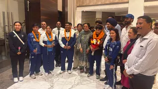 मेरठ पहुंचने पर वुशू टीम का स्वागत व अभिनंदन करते भारतीय वुशू संघ के चेयरमैन भूपेंद्र सिंह बाजवा व अन्य पदाधिकारी। जागरण