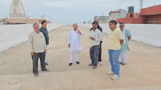 अग्रवाल मंडी टटीरी में निर्माणाधीन ओवरब्रिज का निरीक्षण करते सांसद डा.राजकुमार सांगवान। जागरण