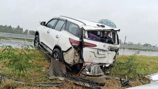 गंगा एक्सप्रेस-वे पर हापुड़ के पास दुर्घटनाग्रस्त डिबाई विधायक सीपी सिंह की कार। सौ. प्रतिनिधि
