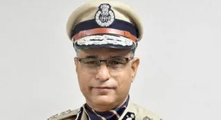 सेक्टर-45 स्थित कम्युनिटी सेंटर में आयोजित जागरूकता कैंप में पहुंचे डीजीपी सागरप्रीत हुड्डा।