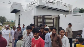 घर के बाहर जमा स्थानीय लोग। जागरण