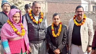 पीसीएस में चयनित निधि सागर का स्वागत करते बिहारी सिंह कन्या इंटर कालेज के प्रबंधक ब्रह्म दत्त त्यागी मुजाहिद चौधरी व अन्य। जागरण आर्काइव