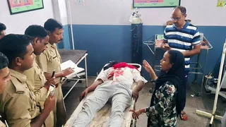 अस्पताल में पत्नी से पूछताछ करती पुलिस