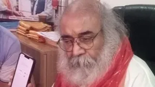धमकी भरी ऑडियो सुनाते कल्कि धाम के पीठाधीश्वर आचार्य प्रमोद कृष्णम।