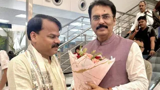 पटना एयरपोर्ट पर भागलपुर, पूर्णिया एवं कोसी क्षेत्र के नवनियुक्त संगठक अनंत नारायण मिश्र का पटना एयरपोर्ट पर पुष्पगुच्छ भेंट कर स्वागत करते भाजपा के प्रदेश अध्यक्ष संजय सरावगी। फोटो : एक्स