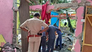 घटनास्थल पर जांच करती पुलिस।