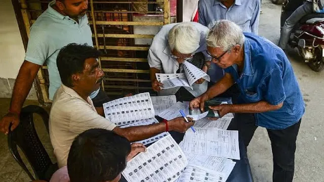 SIR को लेकर चतरा में बढ़ी प्रशासनिक हलचल, 7200 मतदाताओं को नोटिस; 5200 मामलों का हुआ निष्पादन
