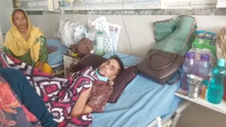 बुखार और प्लेटलेट्स कम होने के कारण 15 सितंबर से जिला नागरिक बादशाह खान अस्पताल के मेडिकल वार्ड में भर्ती है दीपक। जागरण