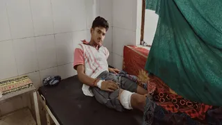 देवघर सदर अस्पताल में भर्ती घायल युवक उमेश कुमार। (फोटो जागरण)