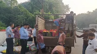मिलावटी पनीर जब्त करते खाद्य सुरक्षा विभाग के अधिकारी। (प्रतीकात्मक फोटो)