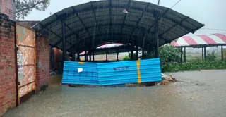 इसी इटावा- मैनपुरी अंडरपास में पानी में फंसी थी थार कार। जागरण