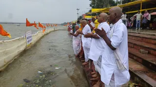 फल्गु तट पर पितरों को जलांजलि अर्पित करते श्रद्धालु। जागरण