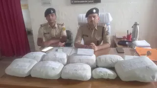 बरामद गांजा के साथ पुलिस अधिकारी।
