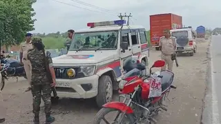मौके पर पहुंची पुलिस। (वीडियो ग्रैब)