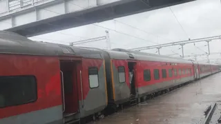 रेल मार्ग कई जगह प्रभावित हो गया और ट्रेन घंटों से स्टेशनों पर ही खड़ी