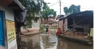 पाटनपुर गांव के मुख्य रास्ते में भरा गंदा पानी। सौ.ग्रामीण