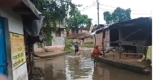 हमीरपुर में बंधी का पानी गांव के घरों में घुसने का खतरा, ग्रामीणों ने डीएम से लगाई गुहार
