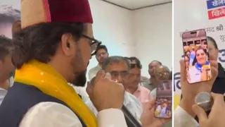 अनुराग ठाकुर कबड्डी खिलाड़ियों से वीडियो कॉल पर बात करते हुए।