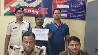जमालपुर रेलवे स्टेशन पर महिला यात्री से झपटमारी के आरोप में आरपीएफ और सीआईबी टीम द्वारा पकड़ा गया बेगूसराय का उचक्का धर्मेंद्र पासवान।