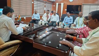 SIR को लेकर राजनीतिक दलों के प्रतिनिधियों के साथ बैठक करते जामताड़ा डीसी आलोक कुमार। (फोटो जागरण)