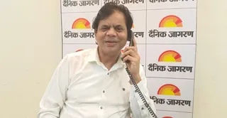 दैनिक जागरण हेलो डाक्टर में पाठकों के प्रश्नों का उत्तर देते हुए जीएसवीएम मेडिकल कालेज के हड्डी रोग विभागाध्यक्ष डा. संजय कुमार। जागरण