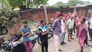 कौशांबी के अजुहा में करंट से युवक की मौत के बाद जुटे ग्रामीण। जागरण