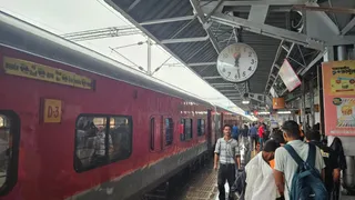 लखीमपुर रेलवे स्टेशन परखड़ी कासगंज-लखनऊ एक्सप्रेस