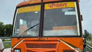 नवाबगंज के हाईवे पर खड़ी लखनऊ से प्रयागराज आ रही यूपी रोडवेज बस।