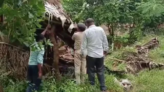 बांका में चिहार गांव में आरोपितों के घर पर अवैध निर्माण हटाती प्रशासन की टीम। (जागरण)