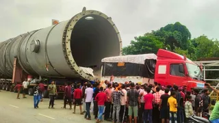 चंदौली में रेवसा के पास खड़ा 308 पहियों वाला मल्टी-एक्सल ट्रेलर ट्रक। जागरण