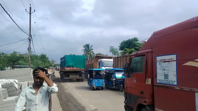 मुंगेर-भागलपुर NH-80 पर 10 KM लंबा महाजाम, 11 घंटे से रेंग रहीं गाड़ियां, फोरलेन छोड़ पुराने पुल पर पहुंचे ट्रक