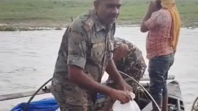 मुंगेर पुलिस का कारनामा! पहले पकड़ी शराब, फिर हुआ सौदा, केस का जिक्र तक नहीं कप्तान का एक्शन, नपे दो दारोगा