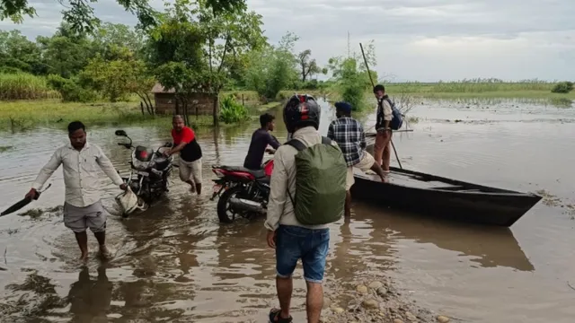 भारत-नेपाल बॉर्डर पर बाढ़ का पानी भरने से रास्ता बंद, आवाजाही के लिए नाव का सहारा ले रहे लोग 
